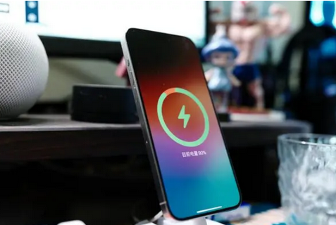 镇坪苹果15换屏服务分享用什么充电器给iPhone15充电更好 